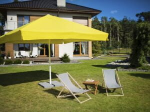 parasol ogrodowy w zestawieniu z leżakami - miejsce do odpoczynku