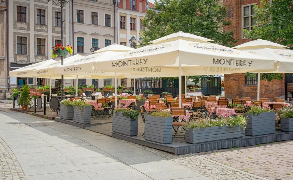 Duży parasol restauracyjny model Strong 4x4 w kolorze kremowym z logo