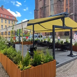 markiza wolnostojąca w ogródku restauracyjnym