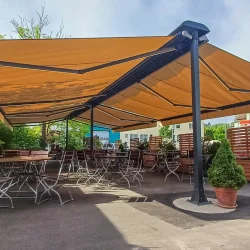 nowoczesna konstrukcja aluminiowa nad strefą wypoczynku